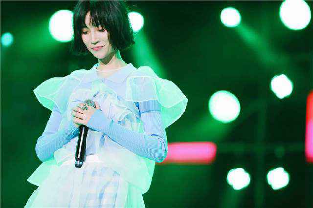 苏诗丁喜获“最受推荐专辑”荣誉 现场献唱《无缘有故》