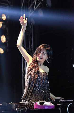 王绎龙打造梦想的电音王国 张暖雅拜师抢头香