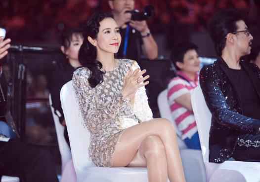 莫文蔚北京华歌榜开唱长沙再秀美腿 绝色中场没有休息