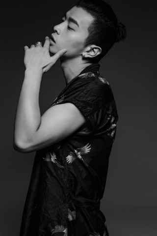 满舒克宣传照曝光，黑白武士尽显男性魅力