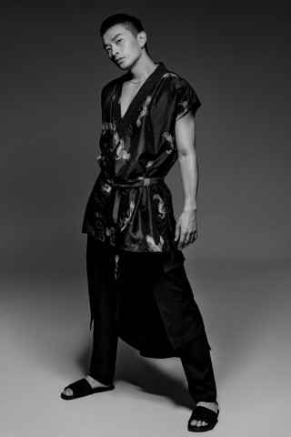 满舒克宣传照曝光，黑白武士尽显男性魅力