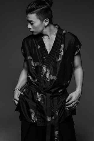 满舒克宣传照曝光，黑白武士尽显男性魅力