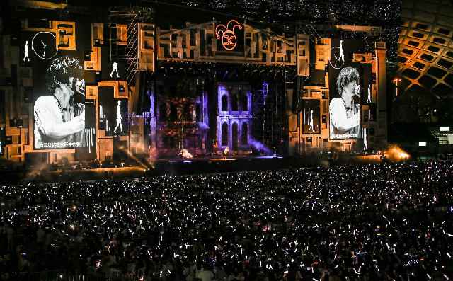 薛之谦巡演登陆深圳 歌迷热情点燃全场