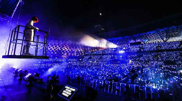 薛之谦巡演登陆深圳 歌迷热情点燃全场