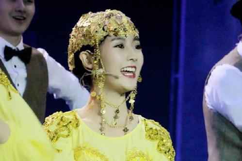 邢菲《一年级》音乐剧分饰两角 扮演神秘角色