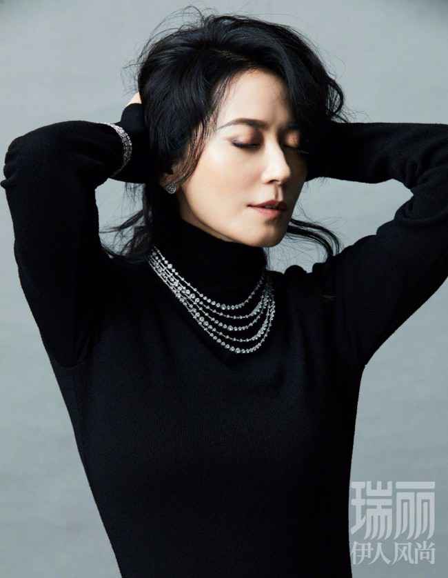 “熟女”魅惑！俞飞鸿大片曝光 大衣半垮露香肩