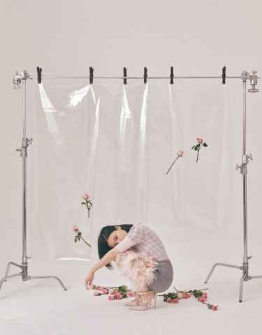 杨子姗登杂志三月刊封面 不疾不徐展现内心世界