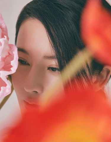 杨子姗登杂志三月刊封面 不疾不徐展现内心世界