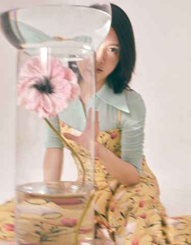 杨子姗登杂志三月刊封面 不疾不徐展现内心世界