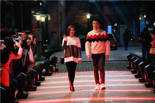 佟大为袁姗姗挽手走红毯 学生起哄:最般配CP