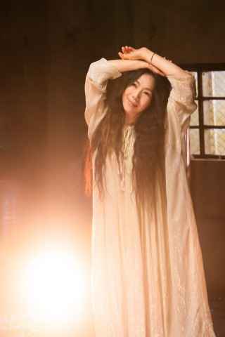 心灵系歌后万芳暖唱新歌《阿峰今天没有来》, 6月12日即将解“峰”泪点