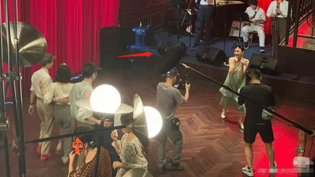 周迅酒吧热舞被偶遇 穿无袖长裙罕化浓妆