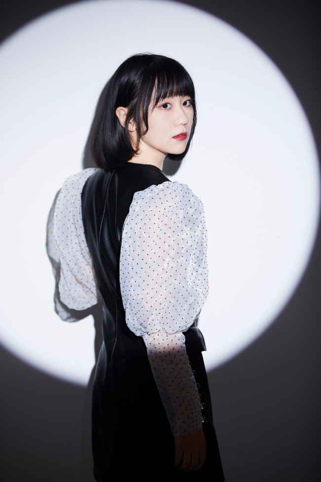 谢春花《出入》今日上线 诠释情感珍贵与救赎