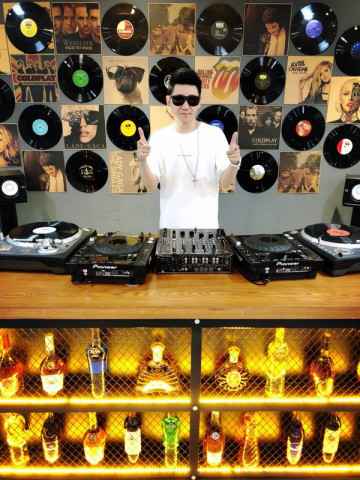 王绎龙开办电音培训机构 生日获赠马莎拉蒂超跑