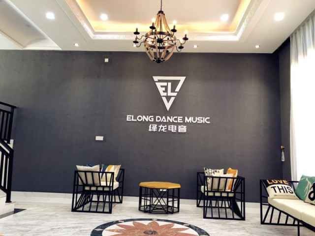 王绎龙开办电音培训机构 生日获赠马莎拉蒂超跑