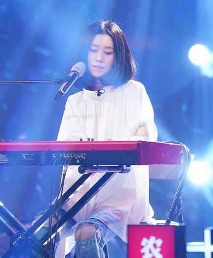 白安《我是唱作人》光脚弹唱 解放天性真诚表达“收割”评委耳朵