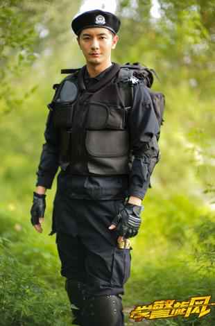 刘潮《学警旋风》化身天才学警 硬气上演“警服诱惑”