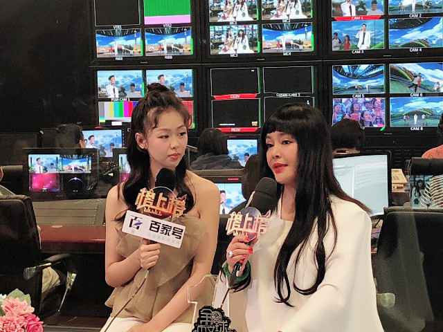 “任性”的千百惠又回来了!一袭白裙优雅亮相央视舞台