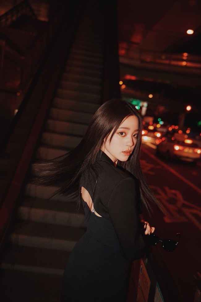 欧阳娜娜街头拍氛围感大片 穿黑裙秀香肩性感十足