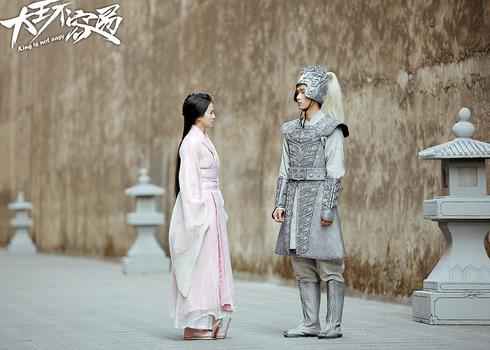 《大王不容易》张逸杰白鹿荧屏初吻 “机洗”夫妇洞房花烛