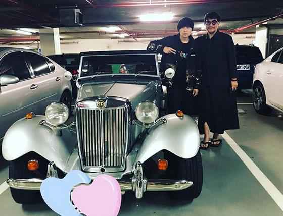 周杰伦见帅车秒变“跟踪狂” 尾随车主开心合影