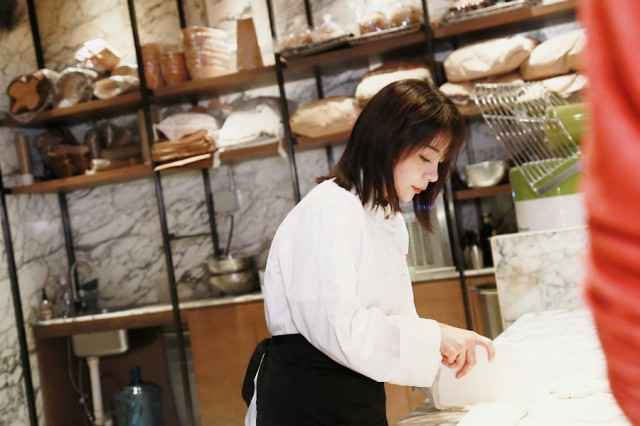 金玟岐闭关写歌后首次亮相某节目录制现场 状态极佳