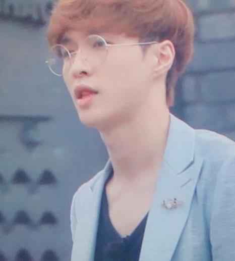 极限挑战 张艺兴西服造型帅翻天，热巴默默走在最后太心酸