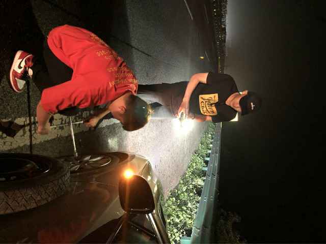 麦克风千斤顶样样全能！歌手平安夜车出行有惊无险