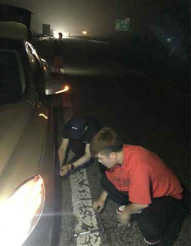 麦克风千斤顶样样全能！歌手平安夜车出行有惊无险