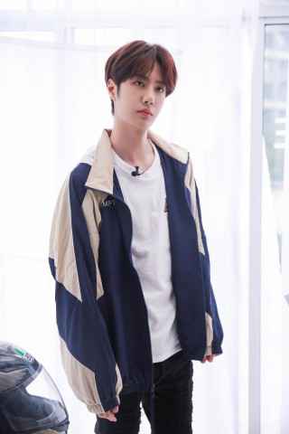 王一博Vlog高冷boy遇上摩托秒变话痨 滔滔不绝太可爱辽