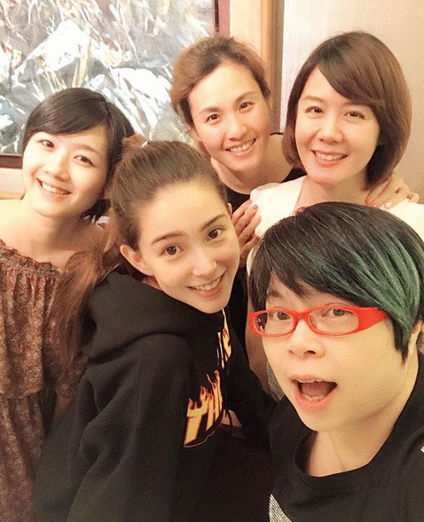 昆凌和朋友聚会素颜出镜 网友大赞不化妆更美