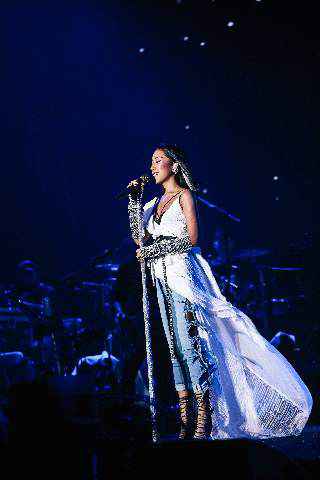 台前幕后大揭秘！吉克隽逸《世界公民》演唱会纪录片重磅来袭