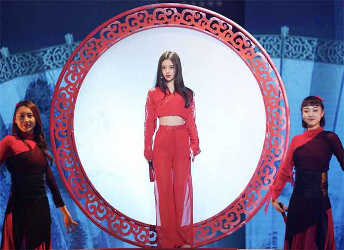 鞠婧祎红衣扇舞登台 国风佳人引爆热搜