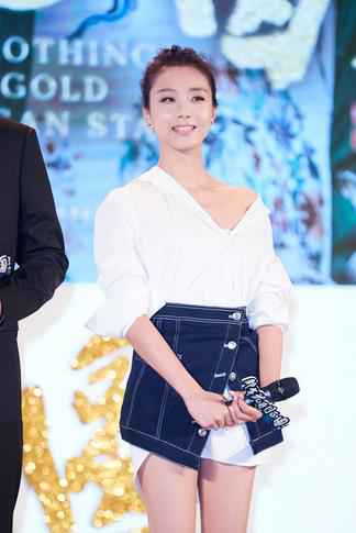 任重曾淇《那年花开月正圆》新荧幕情侣亮相发布会默契足