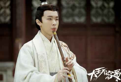 次元爱情轻喜剧《大王不容易》定档8.30 张逸杰白鹿身份互换爆笑来袭