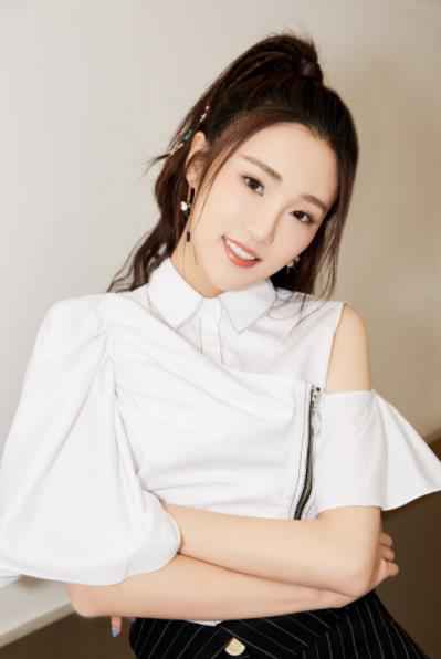 刘江新作《老酒馆》双卫视将播 张可盈化身“活兽”浑身是响