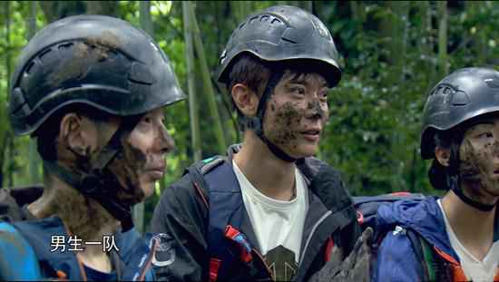 张丹峰以泥洗面无包袱 单手走钢丝展超能力