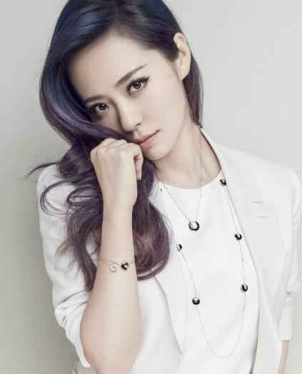 张靓颖否认找人帮忙收歌签版权协议:不要再被骗了