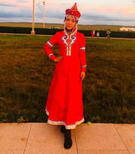 四子王旗草原音乐节嗨翻草原 崔子格雨中献唱热情不减