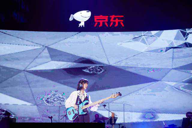 谢春花生日活力开唱 京东“花语时”演唱会温暖凛冬