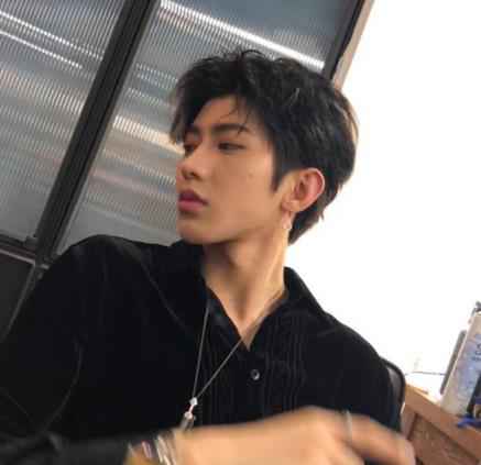 蔡徐坤晒自拍上演侧颜杀 酷帅有型男人味十足