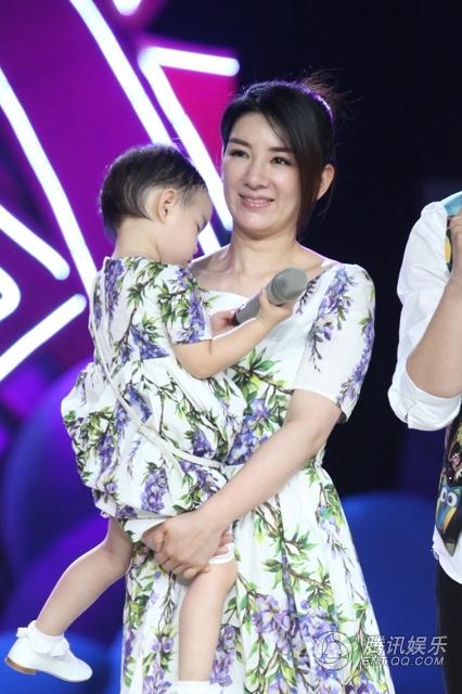 黄奕携女现身分享育儿经：常陪女儿看动画