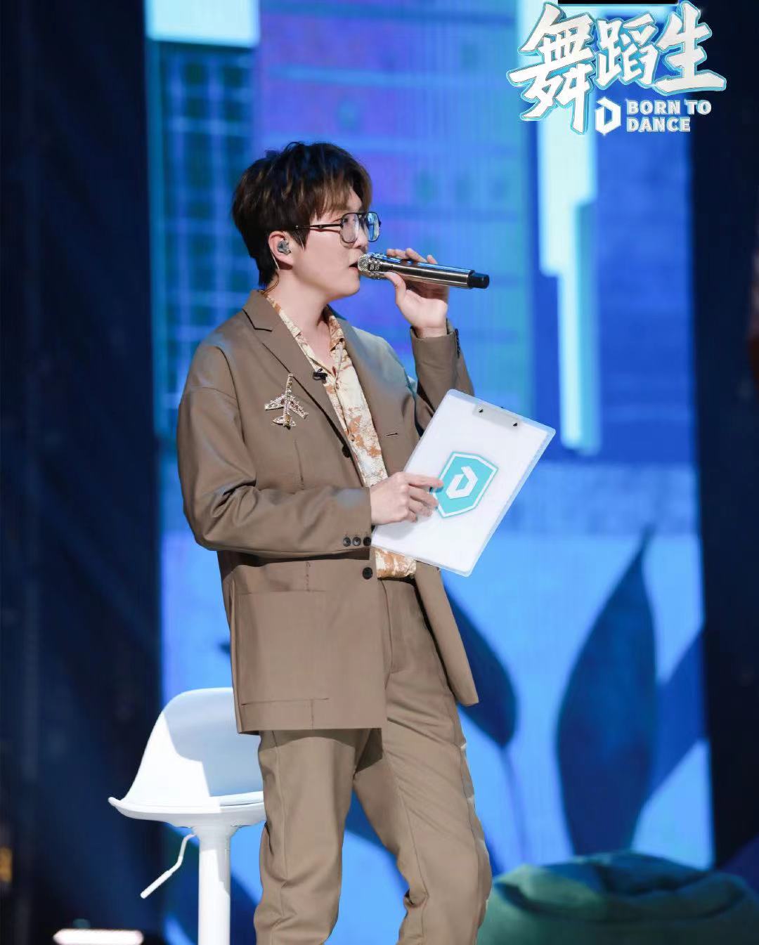 毛不易跨界助力《舞蹈生》 《于是没有洗头》为打工人发声