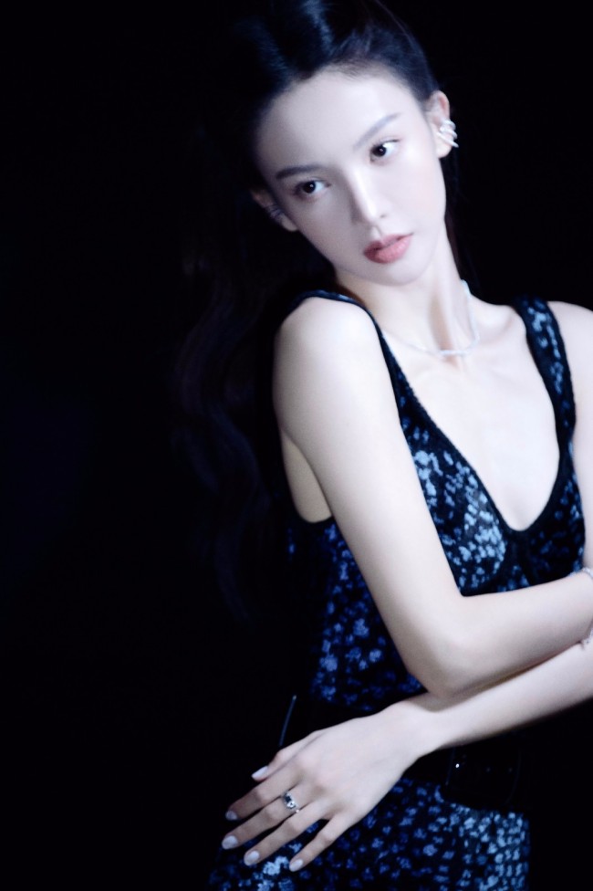 金晨穿丝绒吊带裙露光滑美背 身材完美