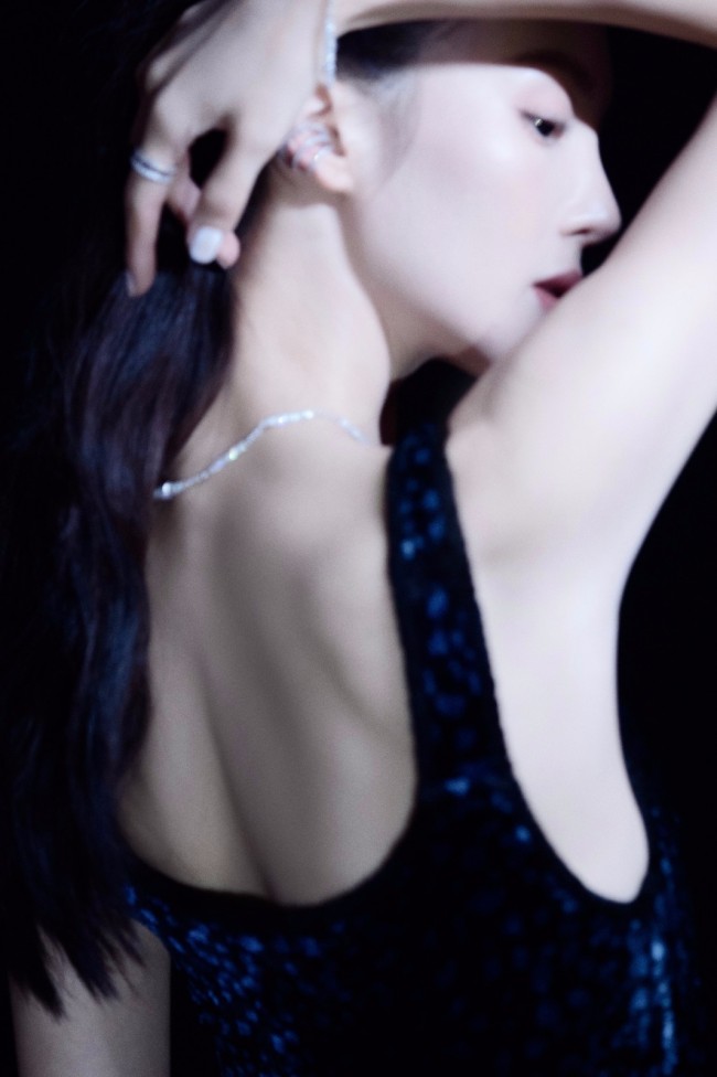 金晨穿丝绒吊带裙露光滑美背 身材完美