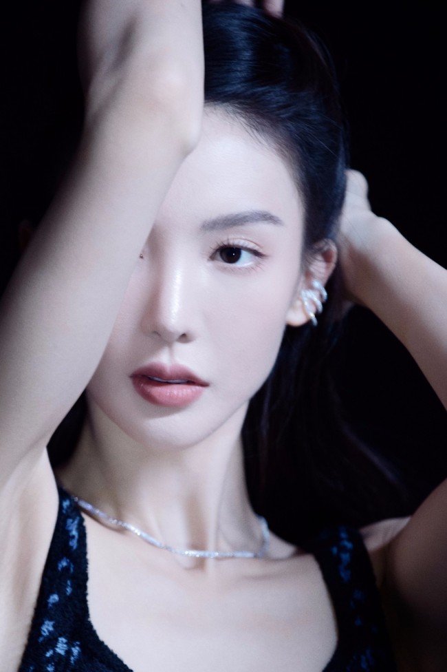 金晨穿丝绒吊带裙露光滑美背 身材完美