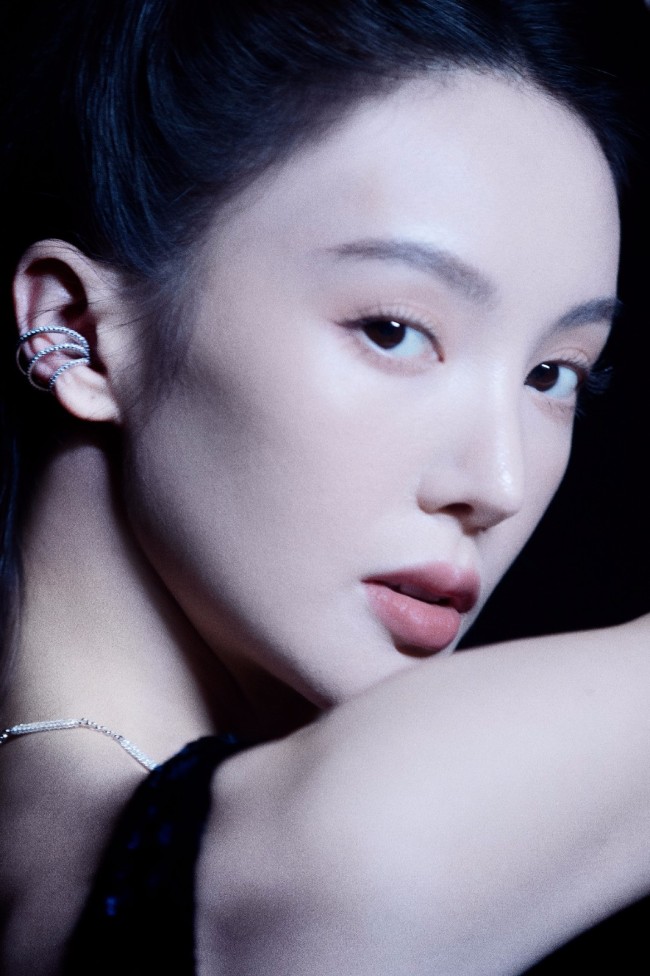 金晨穿丝绒吊带裙露光滑美背 身材完美