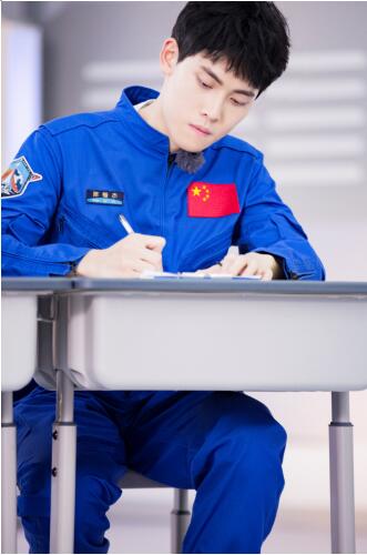 阿里文娱酷漾娱乐高颜值学霸陈锴杰登陆《挑战吧！太空》，大长腿培训官林琳奇气场全开