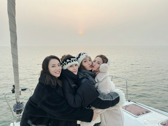 霍汶希与阿娇阿sa容祖儿合影 霍汶希与阿娇阿sa容祖儿合影