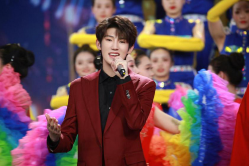 新生代歌手杜天宇首登央视元宵晚会 青春洋溢尽展少年风华
